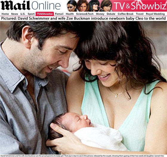 David Schwimmer a Zoe Buckmanová pózují se svou dvoutýdenní dcerkou Cleo.