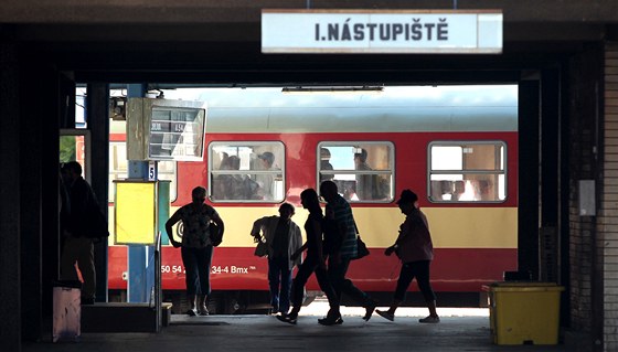 Okna elezniní budovy rozbíjel opilý násilník. Ilustraní snímek