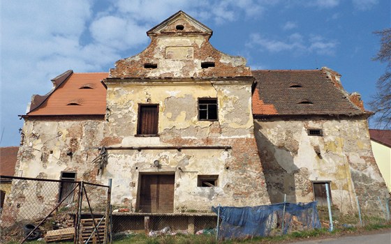 Bývalá tvrz starého lechtického rodu Mitrovských se pozdji stala pýcharem. Dnes eká na dalí vyuití.