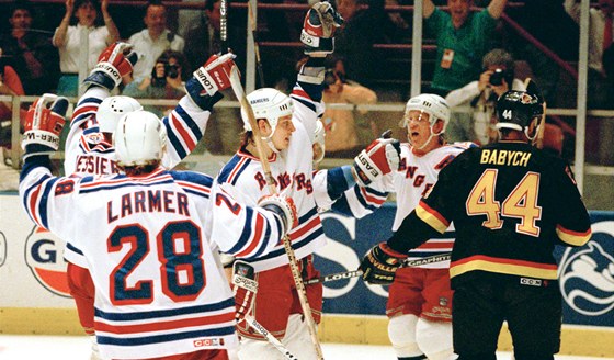 14. ERVEN 1994, FINÁLE ZAÍNÁ: Steve Larmer, Mark Messier, Adam Graves a Brian Leetch z Rangers se radují po vstelené brance do sít Vancouveru.