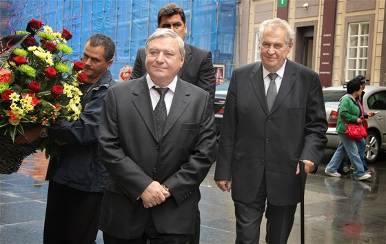 Miroslav louf a Milo Zeman picházejí na poslední rozlouení s ekonomem a bývalým ministrem financí Eduardem Janotou v katedrále svatého Víta v Praze. (27. kvtna 2011)