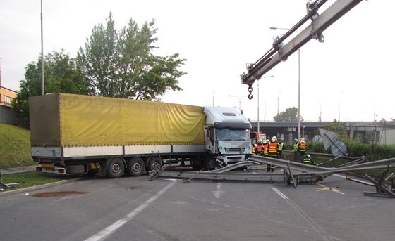 Kamion po nehod zablokoval ást Místecké ulice v Ostrav.