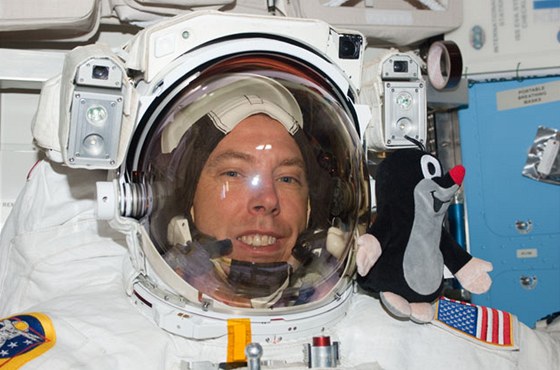 Krteek ve vesmíru na ramenou astronauta Andrewa Feustela 