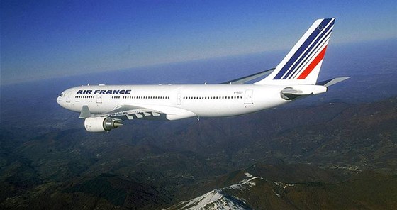 Airbus 330-200 v barvách Air France na archivním snímku pi peletu Alp