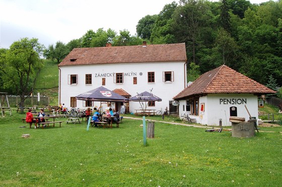 Oberstvovna U Lojziky se nachází v penzionu Zámecký mlýn v Lomnici u Tinova. 