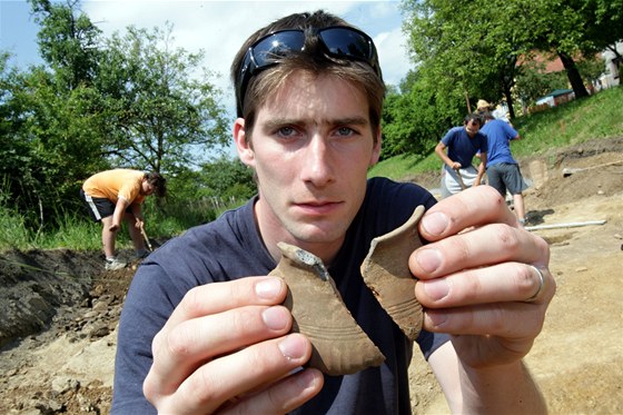 Archeologické nalezit pi oprav silnice v obci Rotín. Na snímku archeolog Ivan imá se stepy keramiky z mladí fáze doby Haltatské 600-500 let ped n.l.