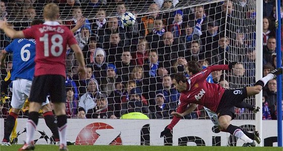 Glasgow Rangers (v modrém), moní soupei Plzn v boji o Ligu mistr, loni na podzim v základní ásti soute remizovali na hiti Manchesteru United.