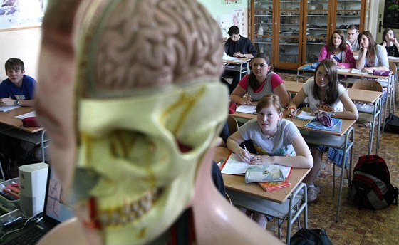 Jabloneckému Gymnáziu U Balvanu hrozí kraj zruením osmiletého oboru. Podle pvodního návrhu se mlo gymnázium slouit s konkurenním Dr. Randy.