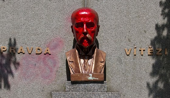 Poniená busta T. G. Masaryka v Bystanech na Teplicku