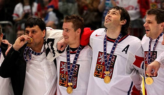 ZLATÁ PARTA. etí hokejisté s medailemi na krku.