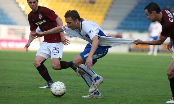 DIV TEN DRES NERUPNE. Sparanský bek Jií Kladrubský si v souboji s ústeckým útoníkem Richardem Veverkou pomohl nedovolený zpsobem, a to dost výrazn.