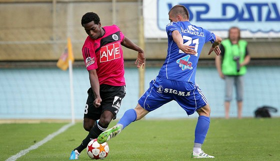 SOUBOJ U LAJNY. Projde budjovický záloník Fernando Hudson, nebo ho zastaví olomoucký obránce Michal Vepek? 