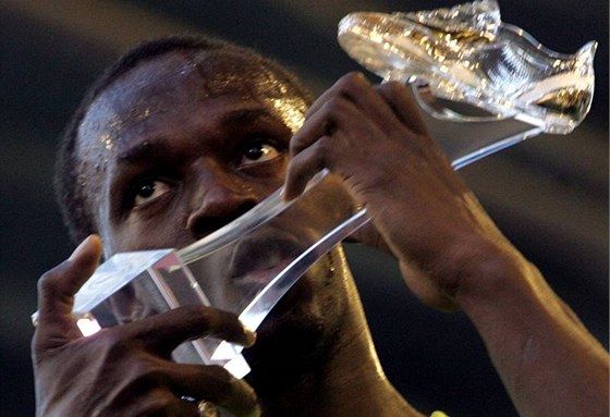 Usain Bolt na Zlaté trete s trofejí pro vítze v roce 2009.