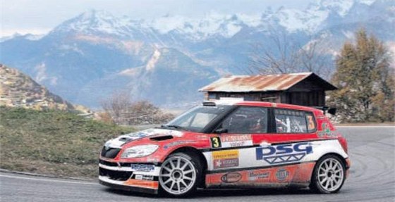 Zadrený mechanik je lenem týmu eského jezdce Antonína Tlusáka (jeho vz na snímku z loské Rallye du Valais ve výcarsku).