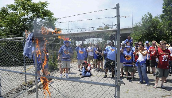 DO WINNIPEGU NE! Fanouci hokejové Atlanty zapálili transparent podporující Winnipeg, msto, které se má stát novým domovem týmu.