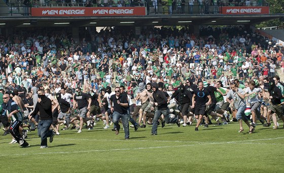 VPÁD CHULIGÁN. Fanouci Rapidu Víde vtrhli pi derby proti Austrii na hit a utkání se nedohrálo.