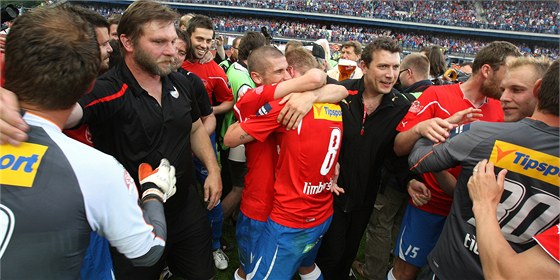 RADOSTNÉ OBJETÍ. Jan Rezek a David Limberský se radostn objímají poté, co Plze vyhrála titul.