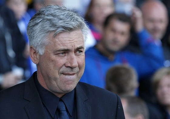 POD DOHLEDEM KOUE. Carlo Ancelotti, trenér Chelsea, sleduje bhem zápasu své svence.