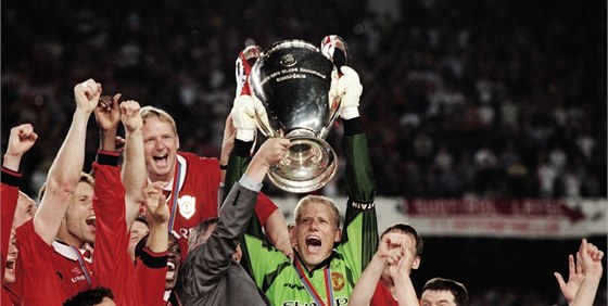 NEVÍDANÝ OBRAT. Hrái Manchesteru United se radují z triumfu ve finále Ligy mistr v roce 1999. I kdy jet v 90. minut s Bayernem Mnichov prohrávali, nakonec získali slavný pohár oni. Na fotce má pohár nad hlavou branká Schmeichel.