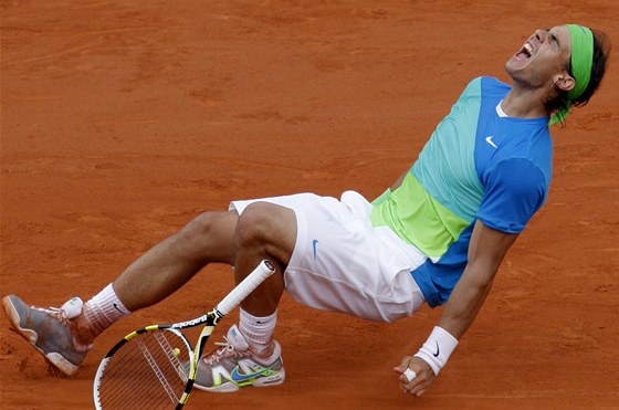 Rafael Nadal se loni takto radoval z pátého paíského triumfu. Letos bude jeho nejvtím soupeem neporaený Djokovi.