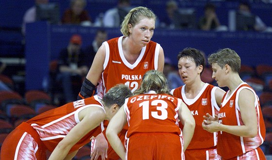 Polská basketbalistka Malgorzata Dydeková (vzadu) pi porad se spoluhrákami pi tvrtfinálovém duelu olympijského turnaje 2000 v Sydney s domácím týmem. 