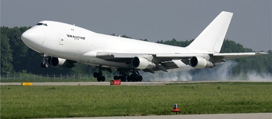 Boeing 747 Jumbo pistává na Letiti Leoe Janáka v Monov.