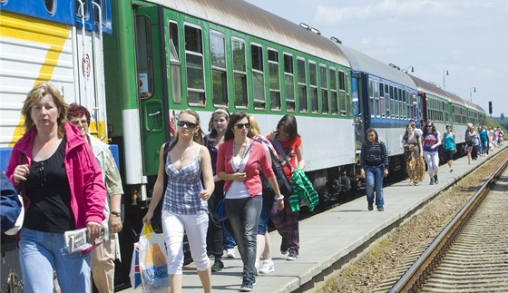 Do Nýan budou lidé dál jezdit pedevím vlakem a autobusy SAD.