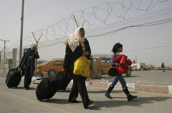 Palestinci z pásma Gazy pekraují pechod v Rafáhu na hranici s Egyptem