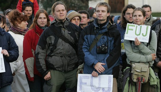 Spory kolem stavby papírny v Zábehu vedly a k referendu, uskutenila se také protestní demonstrace zhruba ty stovek lidí (na snímku).