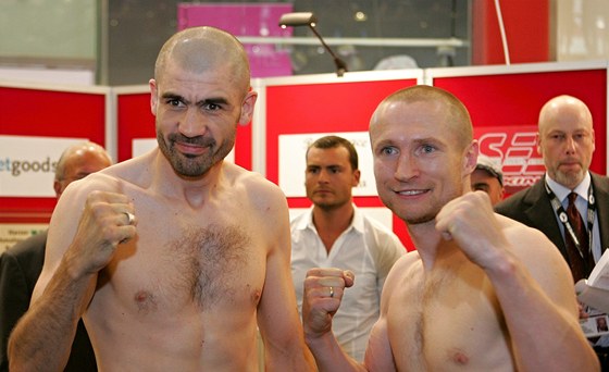 Francouzský boxer Hussein Bayram (vlevo) a ech Luká Konený.