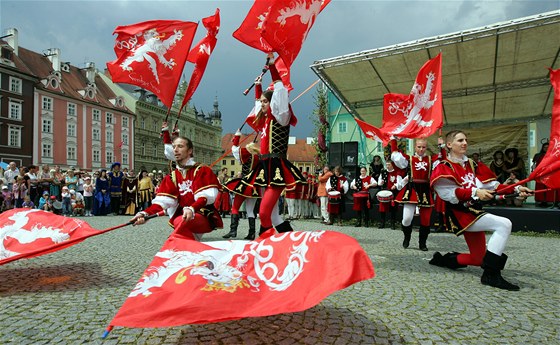 Mstské oslavy v Chebu, 950 let od první písemné zmínky. Stedovký spolek Herold a ongléi s vlajkami.