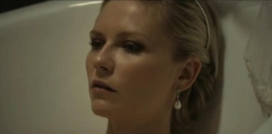 Z filmu Melancholia: Kirsten Dunstová, ve van a v depresi