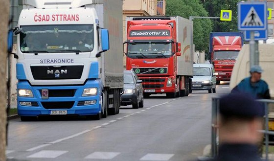 Takto protestovali dopravci na konci dubna 2009 proti nedodreným slevám na mýtné. Nyní uvaují o nových blokádách.