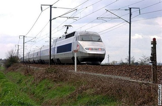 Vandalové pokodili ti trat, zpodní tak nabraly také vysokorychlostní vlaky TGV.