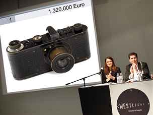Draba fotoaparátu Leica ve vídeské galerii Westlicht (28. kvtna 2011)