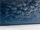 Hrozny sopenho dmu se val oblohou nad Islandem (23. kvtna 2011)