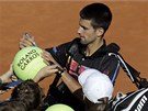 PODPIS OD NOLEHO. Srbsk tenista Novak Djokovi v leton sezon z a na Roland Garros je pro stedem zjmu fanouk.