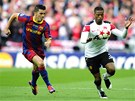 TOHLE SI POHLÍDÁM. Patrice Evra z Manchesteru United má k míi o nco blí, ne barcelonský David Villa.