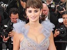 Móda na festivalu v Cannes: po boku Johnnyho Deppa oslovala Cannes i Penelope Cruzová v  náron zdobených modroedých atech Marchesa 