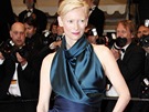 Móda na festivalu v Cannes: jeden z nejpovedenjích outfit Cannes - hereka Tilda Swinton v modelu Haidera Ackermanna