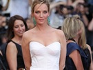 Móda na festivalu v Cannes: hereka Uma Thurmanová blostnou róbu Versace osvila tyrkysovými náunicemi.