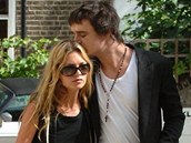 Supermodelka Kate Mossová na procházce s bývalým pítelem Petem Dohertym. Práv on by mohl být otcem jejího druhého dítte.