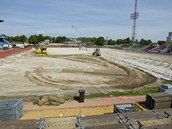 Prce na odstraovn tartanu na stadionu ve truncovch sadech v Plzni