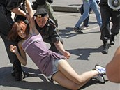 Moskevsk policie zatk dvku, kter se zastnila pochodu za prva gay