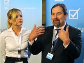 Kateřina Klasnová (vlevo), Radek John a Karolína Peake na volební konferenci VV v Hradci Králové (28. května 2011)