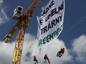 Protest aktivist z hnut Greenpeace proti modernizaci elektrrny Prunov u budovy krajskho adu v st nad Labem.