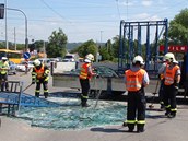 Nklad sklennch tabul rozsypan po silnici ve Zln.