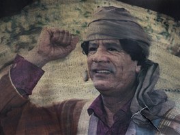 Portrt Muammara Kaddfho v troskch rozbombardovanho domu v Tripolisu (21. kvtna 2011)