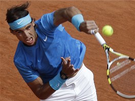 PODN. Rafael Nadal podv bhem zpasu s Chorvatem Vejiem na Roland Garros.