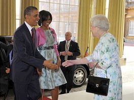 Krlovna Albta II. a princ Filip vtaj prezidenta Baracka Obamu a jeho cho Michelle v Buckinghamskm palci (24. kvtna 2011)